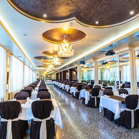 Royal Palace Hotel Almaty Exterior foto